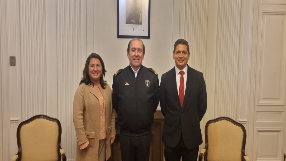 Miembros de la Embajada de Estados Unidos se reúnen con el  Presidente Nacional de Bomberos